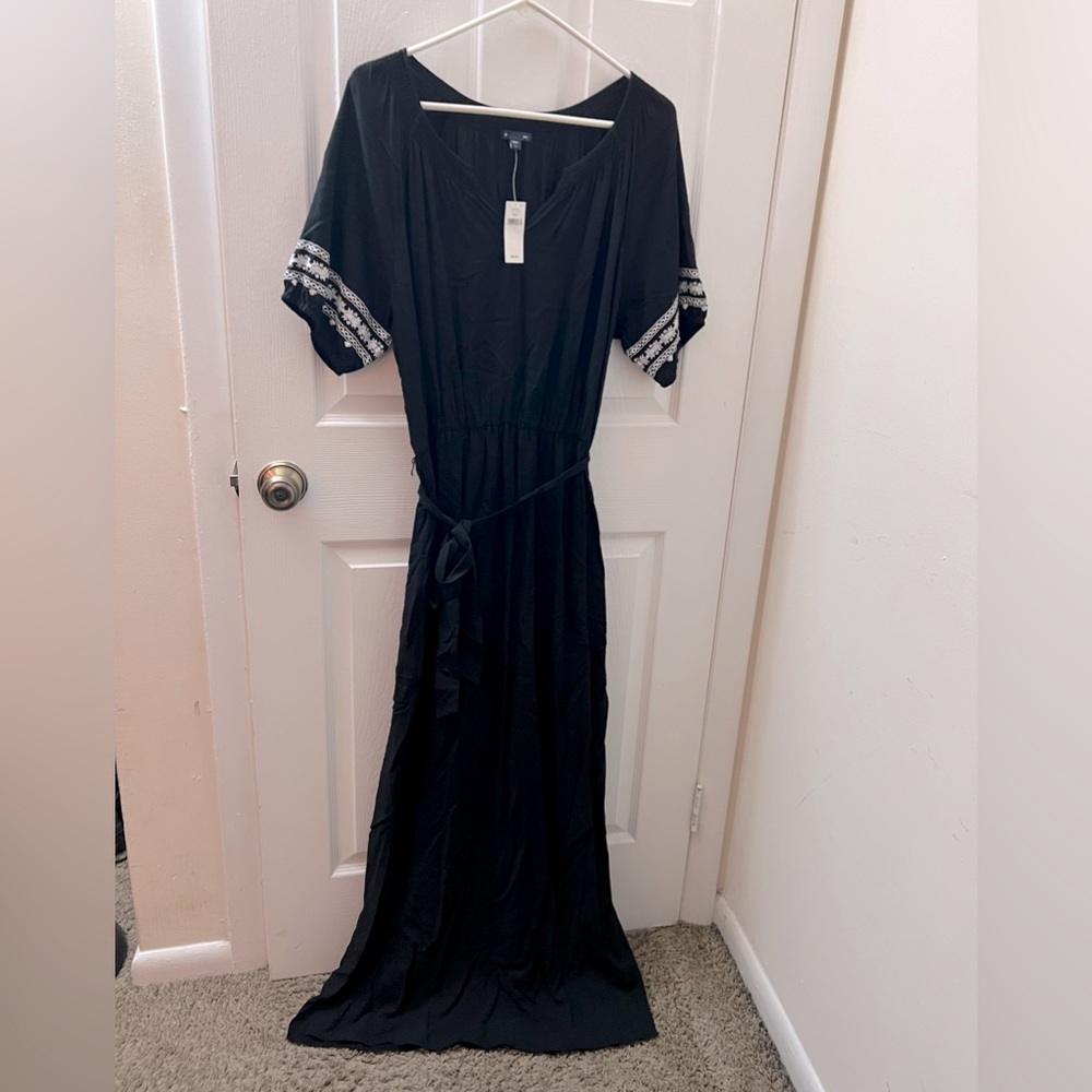 Black Maxi Dress w/ slits, stretchy neckline & white boho design on sleeves